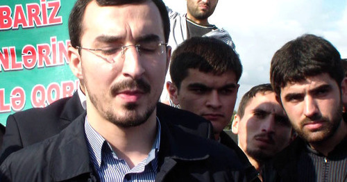 Talekh Bagirzade (left). Screenshot from the video posted by user Muxtar Seqafi, https://www.youtube.com/watch?v=oRoOTaTECIQ