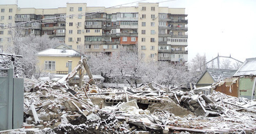 Clearing ruins of the house destroyed during CTO in Nalchik is halted, January 20, 2016. Photo by Lyudmila Maratova for the ‘Caucasian Knot’.  
