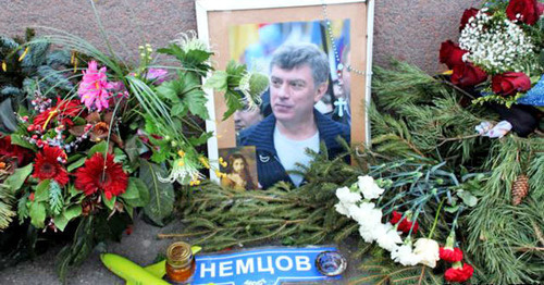 Flowers and portrait at the place of Boris Nemtsov murder, Moscow. Photo: Mumin Shakirov (RFE/RL)