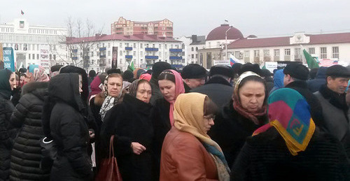 The participants of the rally in support of Kadyrov. Grozny 22, 2016. Photo by Nikolay Petrov for the "Caucasian Knot"