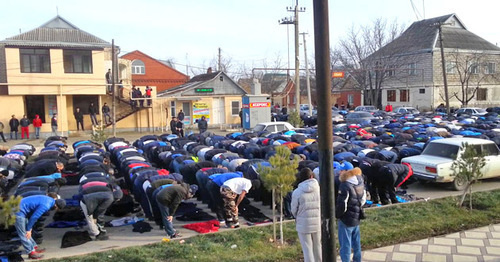 Believes pray in the street in Khasavyurt, February 1, 2016. Screenshot from the video posted by Usma Tura, https://www.youtube.com/watch?v=PYRN-CUHpAs