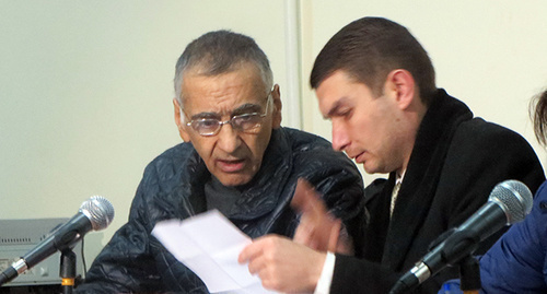 Dilkham Askerov (to the left) with his advocate Erik Beglaryan. Photo by Alvard Grigoryan for the "Caucasian Knot"