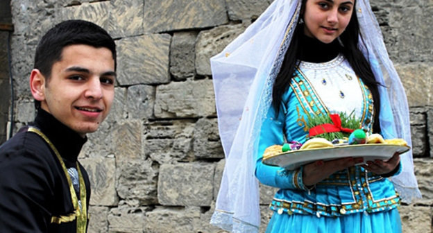 The Azerbaijani in national costumes. Photo by http://ru.wikipedia.org