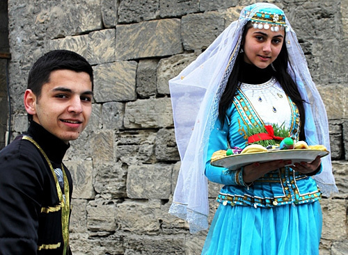 The Azerbaijani in national costumes. Photo by http://ru.wikipedia.org
