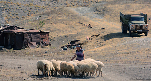 Еhe village of Vazgenashen, Nagorno-Karabakh. Photo: https://hetq.am/rus/news/56387/vazgenashen-kogda-krestyane-predpochitayut-rabotat-za-ezhednevnuyu-oplatu-a-ne-obrabatiyvat-sobstvennuyu-zemlyu.html/