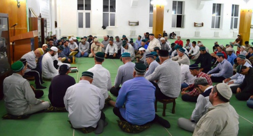 The parishioners of mosque in Shamkhala. Photo: Islamcenter.ru/