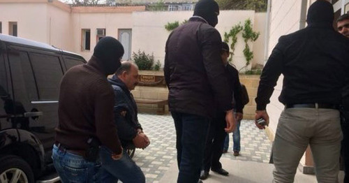 Rauf Mirkadyrov is being accompanied to the court. Photo: http://haqqin.az/news/55759