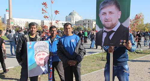 The participants of the celebration of the Unity Day with Kadyrov's photo. Grozny, November 4, 2015. Photo by Magomed Magomedov for the "Caucasian Knot"