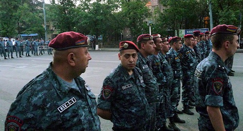 The police cordon at the protest action in Yerevan. June 1, 2015. Photo by Armine Martirosyan for the "Caucasian Knot"