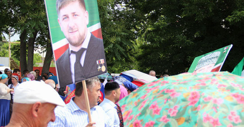 Rally participant holds Kadyrov’s portrait. Photo by Magomed Megomedov for the ‘Caucasian Knot’. 