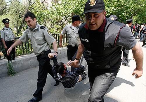 Tbilisi policemen detain oppositional protesters in front of the Chief Interior Administration. July 15, 2009. Photo by http://yugo-vostok.org