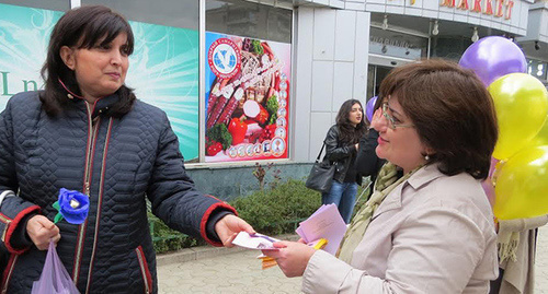 Woman gives out leaflets inviting to the action of Women’s Resource Centre in Stepanakert. Photo by Alvard Grigoryan for the ‘Caucasian Knot’. 