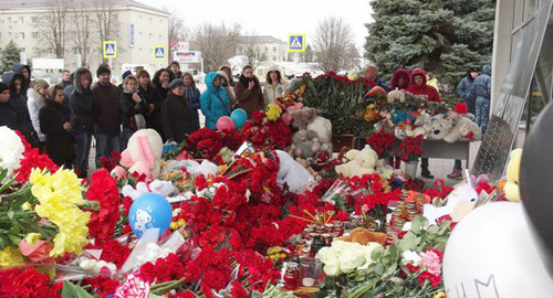 Flowers, candles and toys at the requiem for people who perished at night on March 19, 2016, in the flying from Dubai airplane's crash near the building of the Rostov airport. http://privet-rostov.ru/main/6836-stali-izvestny-novye-podrobnosti-krusheniya-boinga-v-rostove.html