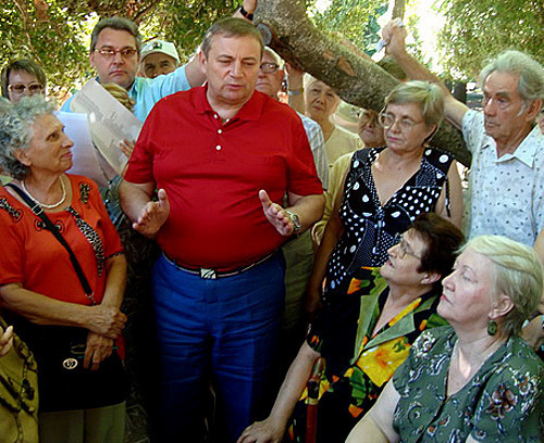 Аnatoli Pakhomov (center) at the meeting of residents of Central district in Sochi. June 27, 2010. Photo by the "Caucasian Knot"
