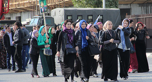 Grozny residents going to the rally. Photo by Magomed Magomedov for the ‘Caucasian Knot‘.  