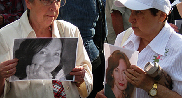 Moscow, Novopushkinskiy Mini-Park, July 23, 2009. Rally in memory of assassinated human rights advocate Natalia Estemirova. Photo by the "Caucasian Knot"