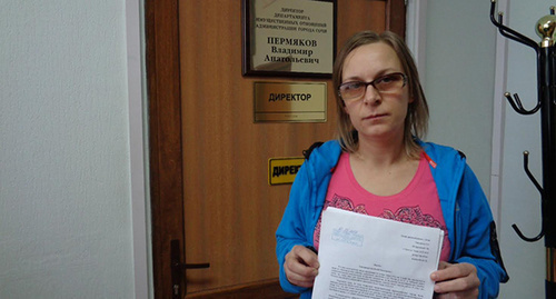 Tatiana Dyakova with a petition at the meeting with the officials of the mayor's office. Photo by Svetlana Kravchenko for the "Caucasian Knot"