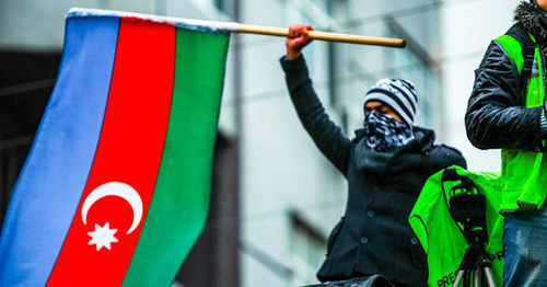 Protester holds flag of Azerbaijan. December 2013. Photo by Aziz Karimov for the ‘Caucasian Knot’. 