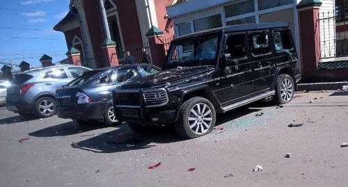 Several cars parked near the entrance to the cemetery were smashed and turned upside down during the brawl. Photo: https://petrovka38.ru/news/item/7782137/