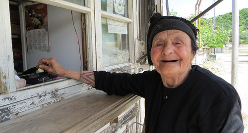 Resident of Martakert is buying food at the store. Photo by Alvard Grigoryan for the "Caucasian Knot"