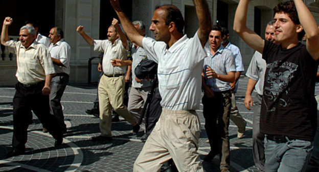 Participants of joint protest action of oppositional "Musavat" Party and Popular Front Party of Azerbaijan (PFPA). Baku, July 31, 2010. Photo by the "Caucasian Knot"