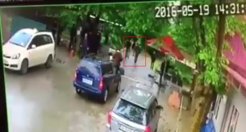 Attackers on Otkhozoriya fled the scene. Screenshot of a security camera record, YouTube.com