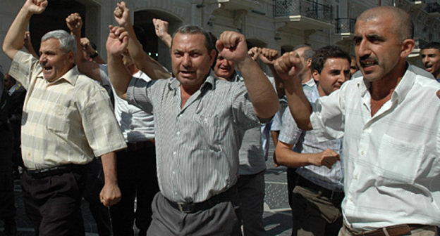 Participants of joint protest action of oppositional "Musavat" Party and Popular Front Party of Azerbaijan (PFPA). Baku, July 31, 2010. Photo by the "Caucasian Knot"