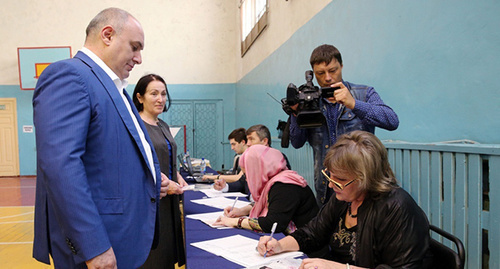 Voting at the primaries of the "Edinaya Rossiya" Party in Dagestan. Photo: http://www.riadagestan.ru/news/makhachkala/makhachkalintsy_aktivno_golosuyut_na_praymeriz/