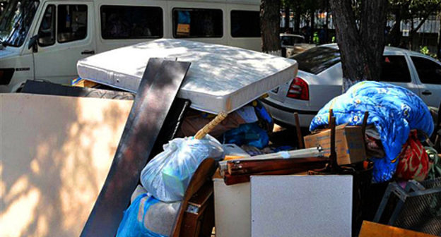 Refugees' belongings, hastely brought out. Tbilisi, August 11, 2010. Photo: www.ekhokavkaza.com, by Nodar Tskhvirashvili