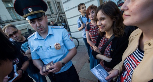 A policeman checks the identity cards of the participants of a protest action. Photo by David Frenkel, Vk.com/kadyrovmost