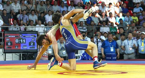 Wrestlers fight at the Wrestling Championship in Yakutsk. Photo: http://news.ykt.ru/article/39061?qf=12311021&qs=59882647