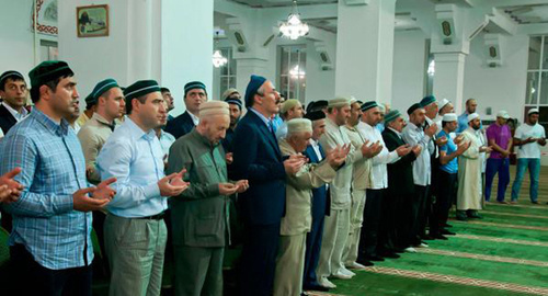 Muslims praying. Photo: http://islamdag.ru/vse-ob-islame/25778