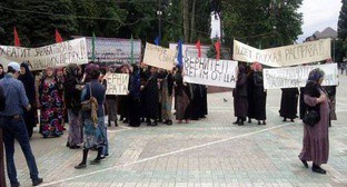 Relatives of Salafi Omar Musaev, kidnapped in Khasavyurt, hold a rally in front of the local ROVD (District Interior Division). Photo: http://chernovik.net