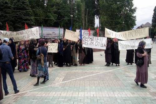 Relatives of Salafi Omar Musaev, kidnapped in Khasavyurt, hold a rally in front of the local ROVD (District Interior Division). Photo: http://chernovik.net