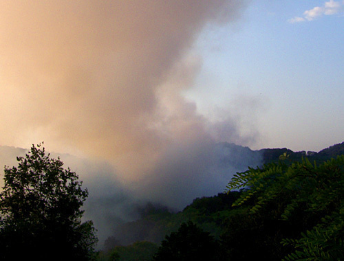 Smoke over the burning landfill in Loo in the city of Sochi, August 5, 2010. Photo by the "Caucasian Knot"