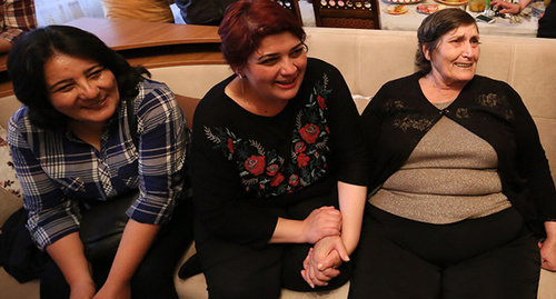 Khadija Ismayilova with her relatives. Photo by Aziz Karimov for the ‘Caucasian Knot’. 
