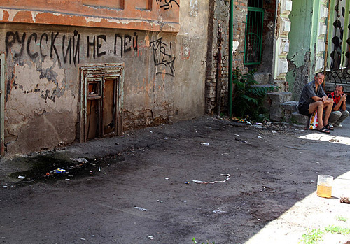 Photo from the post "Russian Idea" run by blogger Norvezhski Lesnoi. Inscription on the wall "Russian, don't drink!" Source: http://nl.livejournal.com