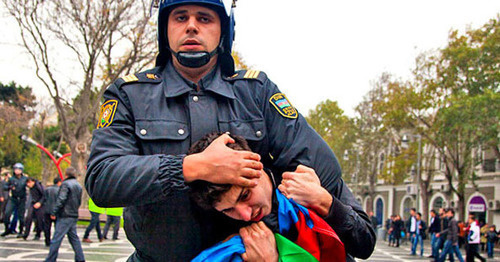A policeman detains an activist at the protest action. Baku, Novermber 17, 2012. Photo by Aziz Karimov for the "Caucasian Knot"