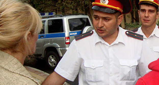 Militiamen would not let Irina Kolesnikova to the Reception Office of Russian President. Sochi, September 16, 2010. Photo by the "Caucasian Knot"
