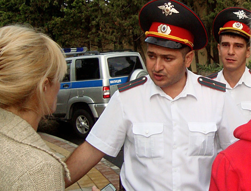 Militiamen would not let Irina Kolesnikova to the Reception Office of Russian President. Sochi, September 16, 2010. Photo by the "Caucasian Knot"