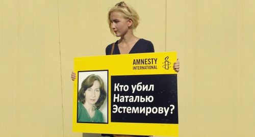 A participant of the solo pickets  on the anniversary of the murder of Natalia Estemirova. Moscow, July 15, 2016. Photo by Karina Gadzhieva for the "Caucasian Knot"