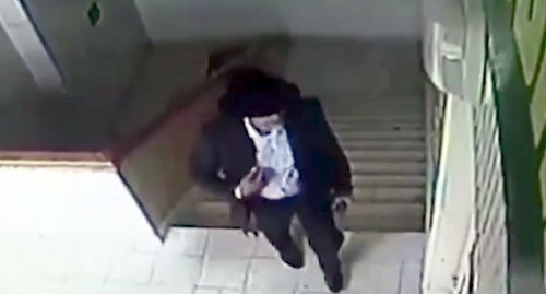 Man involved in an armed assault on a bank in the settlement of Sunzha; 50-year-old Daliev was detained as suspect in this case. Screenshot of the CCTV record, Youtube.com/watch?v=IZNk3VlU9-w