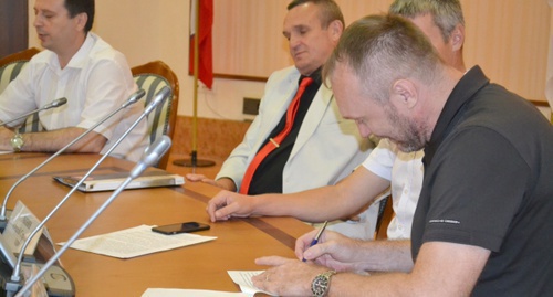 Signing of agreement on fair elections. Photo by Svetlana Kravchenko for the ‘Caucasian Knot’. 
