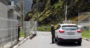 "Verkhny Lars" checkpoint - checking IDs. Photo by Alan Tskhurbaev for the "Caucasian Knot"