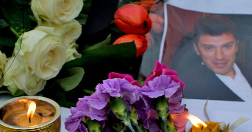 Flowers and candles at Boris Nemtsov's murder spot. Photo https://ru.wikipedia.org