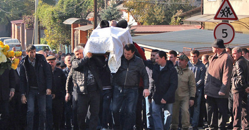 The funeral procession carrying Vladimir Tskaev's body. Photo by Emma Marzoeva for the "Caucasian Knot"