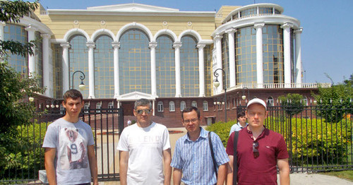 Igor Stenin (second to the right) with his support group near the Astrakhan Regional Court. Astrakhan, July 2016. Photo by Yelena Grebenyuk for the "Caucasian Knot"