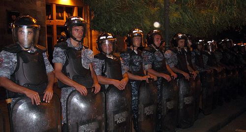 Police cordon in Yerevan. Photo by Tigran Petrosyan for the ‘Caucasian Knot’. 