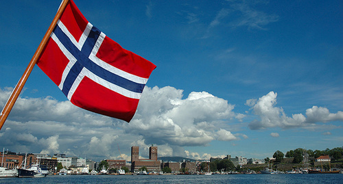 Flag of Norway against Oslo background. Photo: http://www.arrivo.ru/norvegiya/oslo/gallery.html
