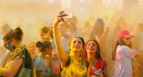 Young people take part in festival of colours in Makhachkala, 2015. Screenshot of video record of MDK Dagestan group in VKontakte social network, Vk.com/video-60302983_171564570